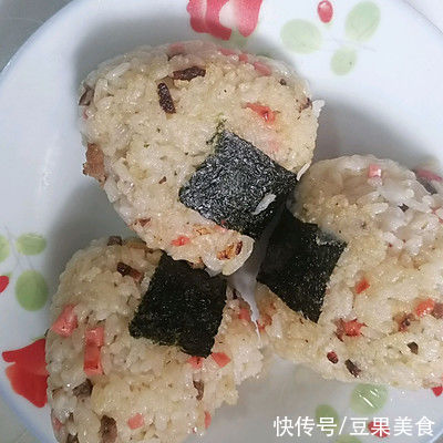 火腿肠|这道「一人食」牛肉饭团+泡面美味下饭，连着吃都不腻