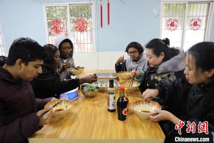 杨波|四川南充：外国留学生贴窗花、包饺子感受“中国年”味道