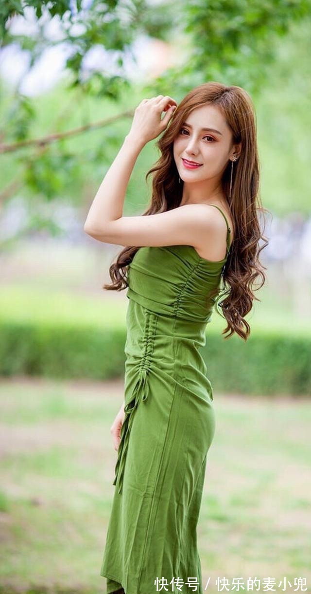 时髦|绿色吊带连衣裙，尽显时髦和优雅，很是减龄