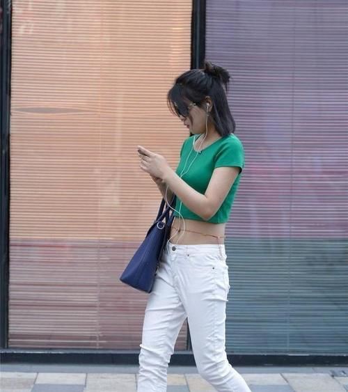 穿搭|打底裤的打扮看似简约，塑造清纯少女感，魅力无法挡