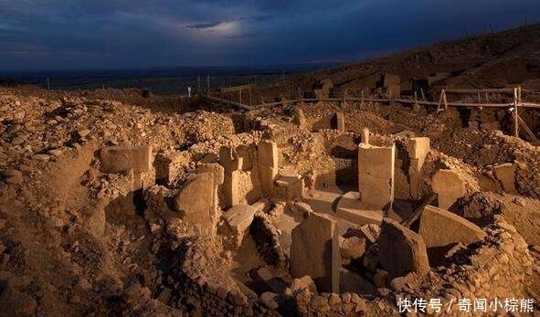 男性尸骸|1972年考古队发现一处古墓,发现一对情侣死前拥吻,长达2800年