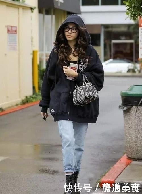 阔腿裤要让位了，今年流行穿这款“豆角裤”，不论胖瘦都能穿