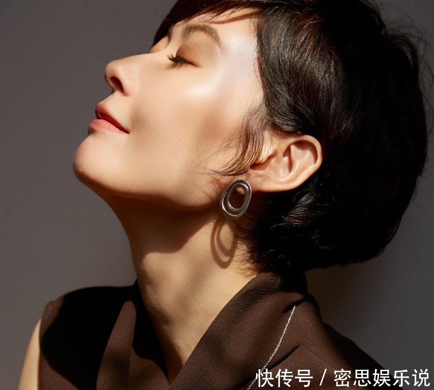 见证一个女人变老,除了越来越深的法令纹,还有越来越短的头发