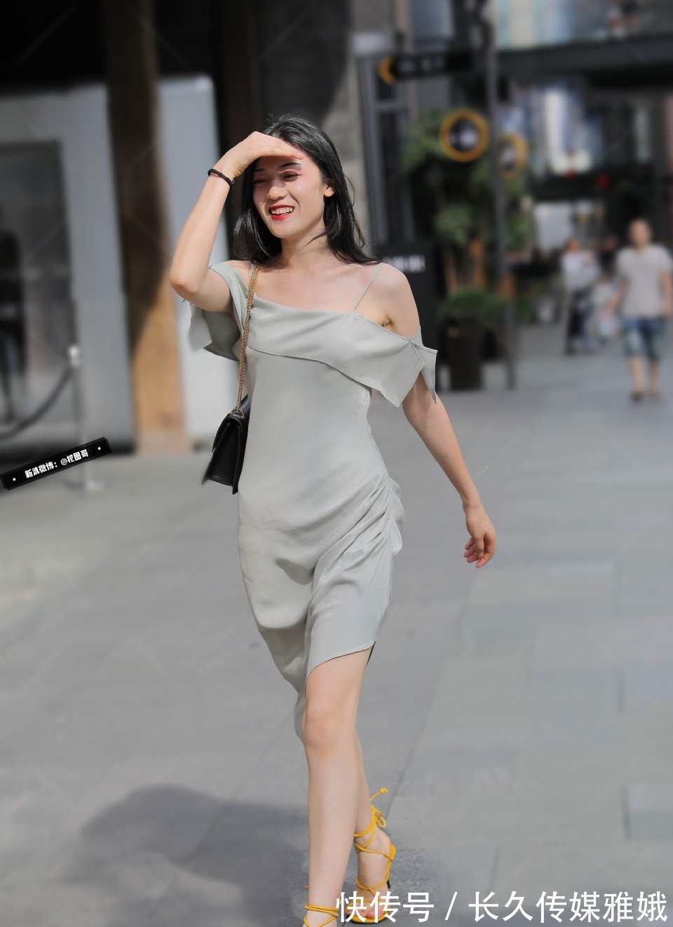 高跟鞋|红色吊带裙穿出时尚的美,清新可爱又甜美