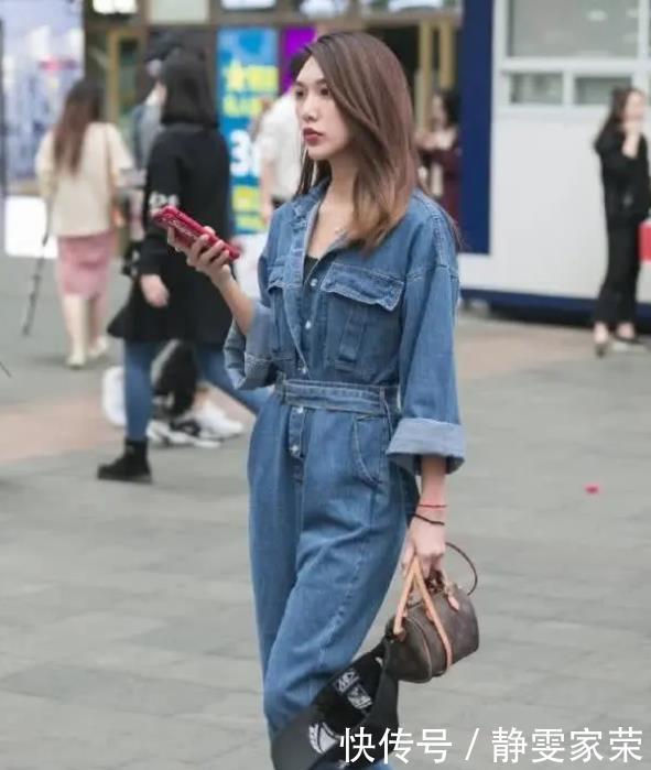 街拍皮肤白皙的美女,身穿个性条纹连衣裙,尽显婀娜多姿的好身材