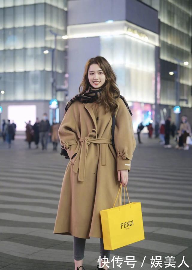 告别显老的黑色,春天穿“咖啡色”服装,高级温柔显气质,真美