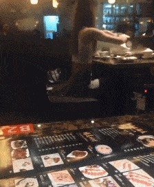 |搞笑GIF：吃货吃东西时是不需要掩饰的,女汉子一枚