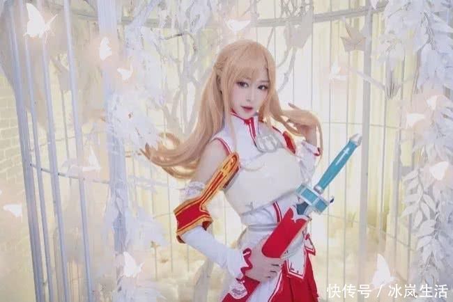 狐妖小红娘|大一学妹cos“亚丝娜”，秀丽气质迷人，坐下来那一刻迷失了自我