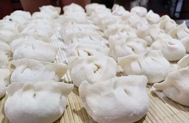 饺子包好后，最忌讳直接放冰箱，教你一招，饺子不粘连不开裂