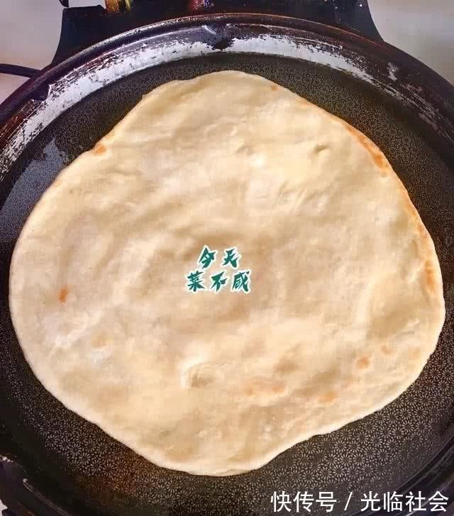 烫面|温水或凉水和面都不对,试试我烙饼的特殊方法,松软酥香,放一天都不会硬