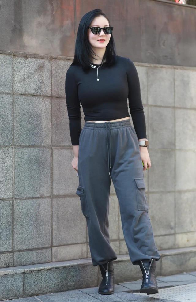 大长腿 黑色长袖搭配灰色运动裤,运动风满满,青春有活力