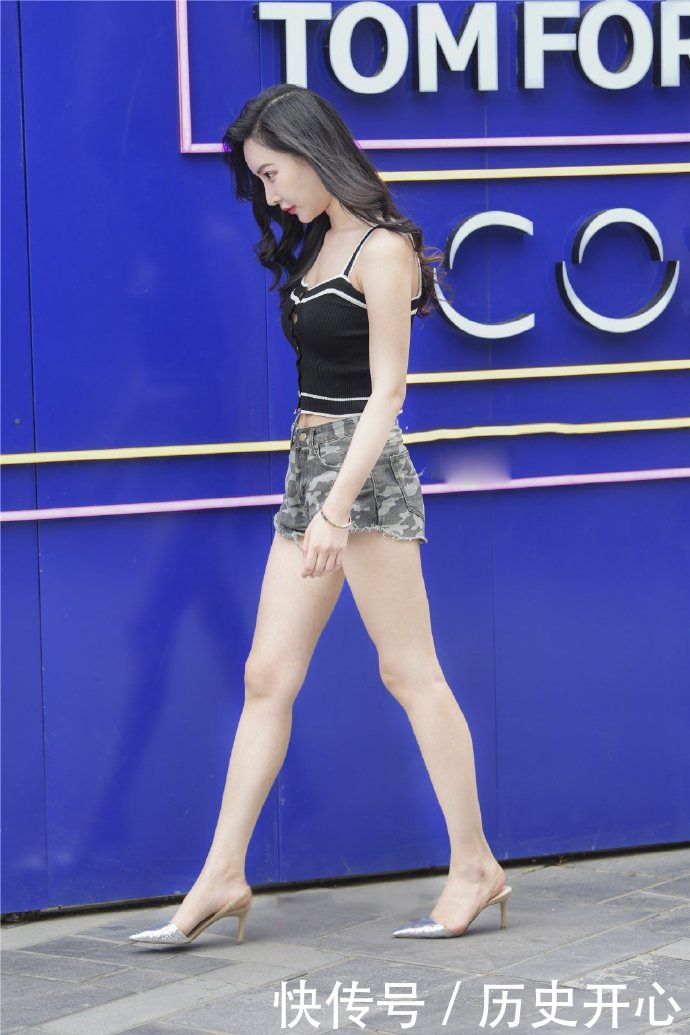 街拍美女迷彩热裤酷而炫彩，搭配吊带装美得精致