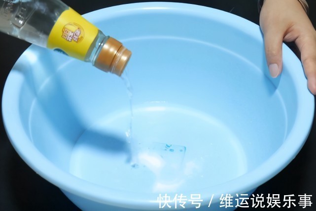 不管枕套多脏多黄，教你一招，黄渍汗渍轻松去除，洗完干净又柔软