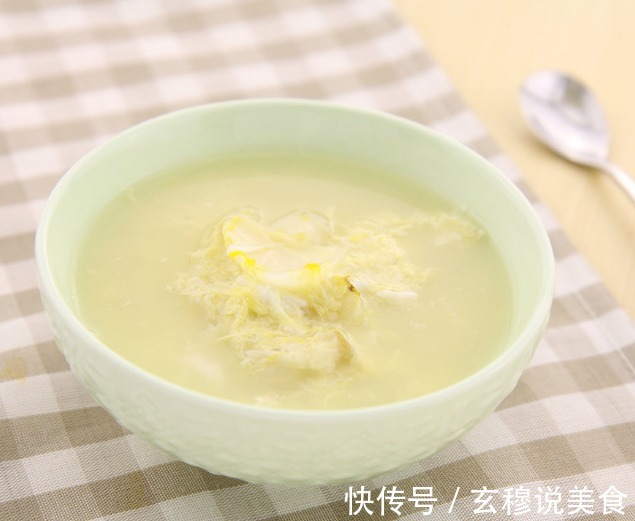 入秋后,女人多喝银耳汤,补充胶原蛋白皮肤细腻有光泽。