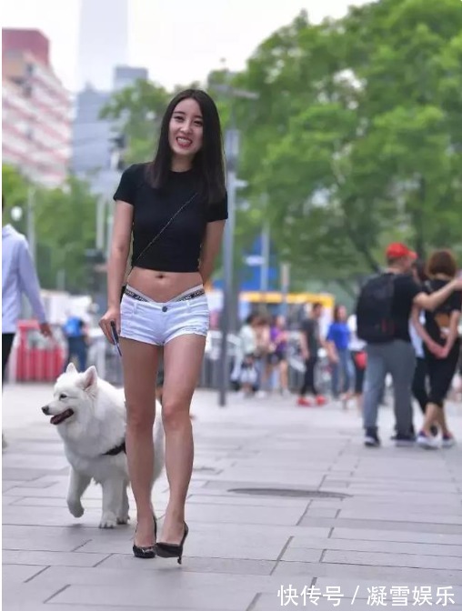 黑色 黑色衫搭配个性短裤,居家又有爱心邻家女孩