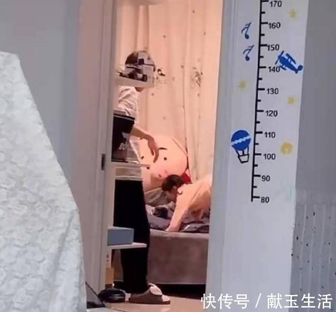 老大|妹妹晚上想进哥哥房间蹭睡,哥哥手法太“无情”,妈妈哭笑不得