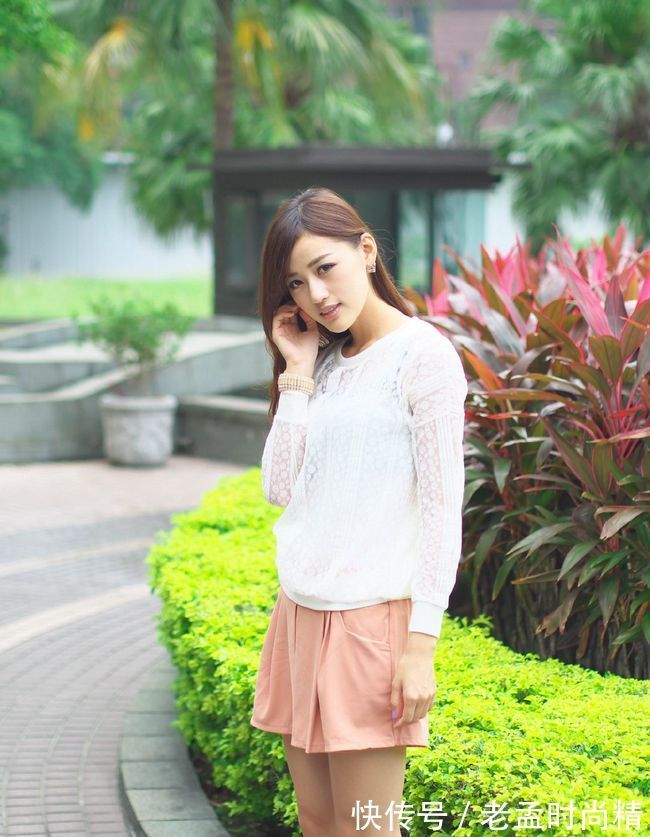 透视|粉色超短裤搭配白色雪纺上衣,甜美感十足