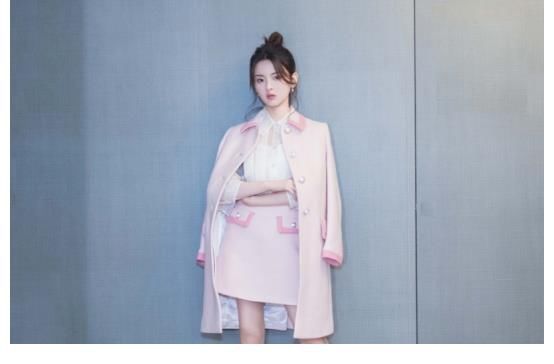 杨超越真的很幸运，在节目里的表现一直比较稳定，也很会分析！