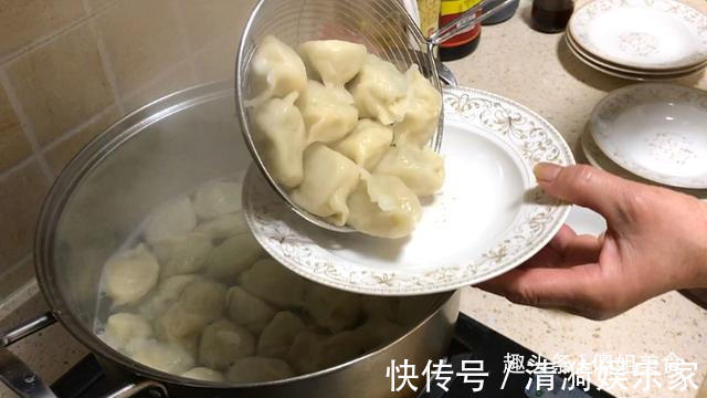 饺子|包韭菜饺子时，直接拌馅是大错特错！多加一步，韭菜翠绿、不出水