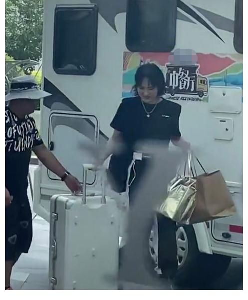 姚安娜|二公主姚安娜現(xiàn)身中餐廳錄制，拎著大包小包，助理連忙上前幫她拎