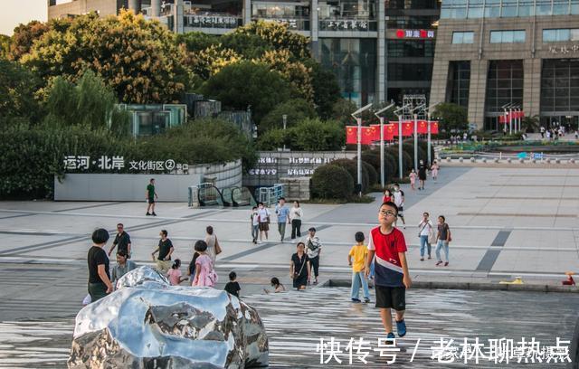 浮雕|在杭州西湖文化广场桥上，看快乐玩耍的孩子们