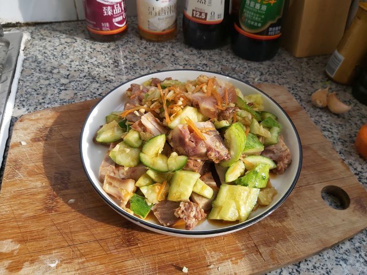 下饭又下酒的黄瓜拌猪头肉,简单拌一拌就上桌,清脆爽口真好吃