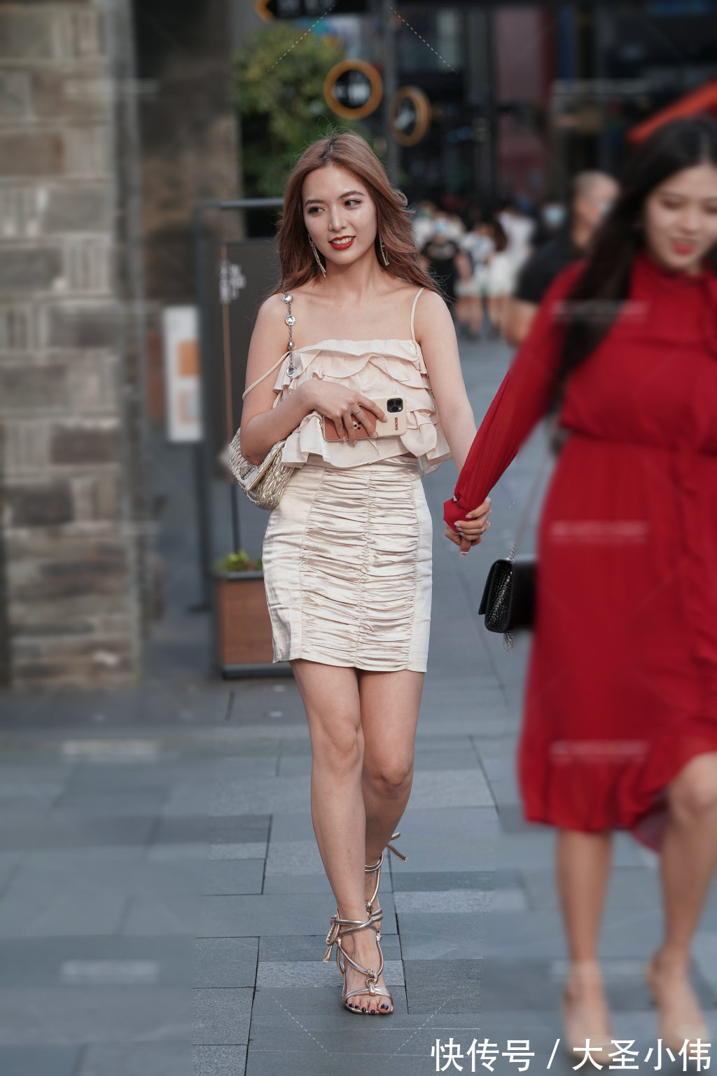 街拍|美女街拍:小姐姐长得很甜,这样的搭配看着非常清新耐看,很有甜美风采