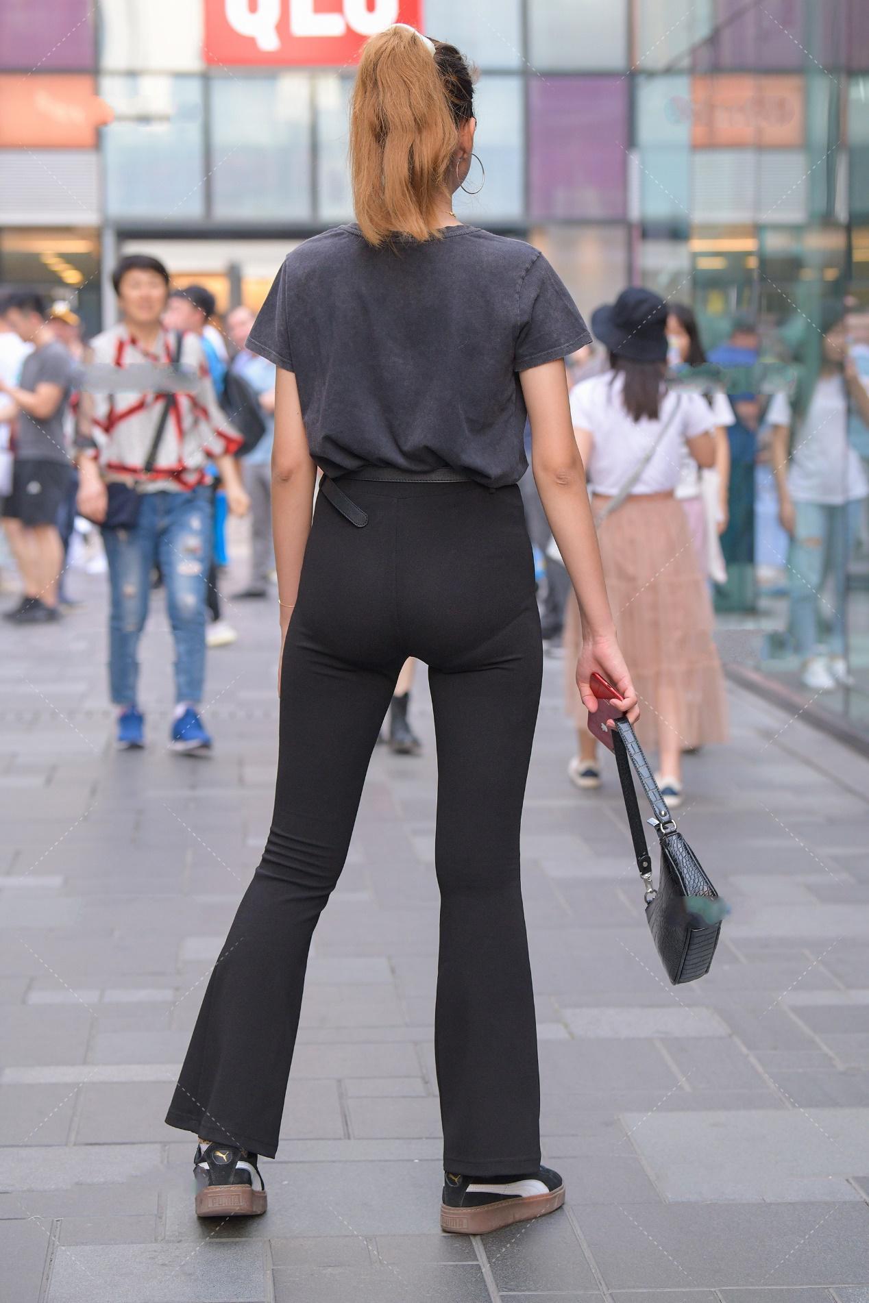 上衣|黑色上衣时尚百搭, 搭配喇叭裤是个不错的选择