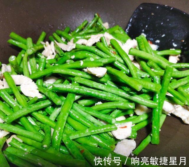 美食天下|豆角烧肉片,家常味道,可口下饭!