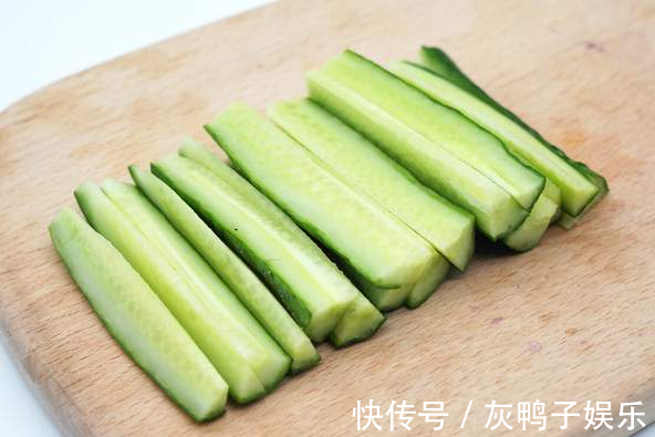 爽脆|凉拌黄瓜有诀窍,不能切完就拌,多做这2步,黄瓜更清脆更入味