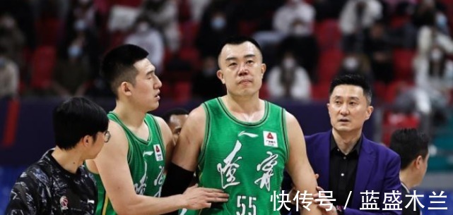 三分球|惨烈!郭艾伦扭伤被搀扶下场治疗,威姆斯肘击韩德君面部引发冲突!