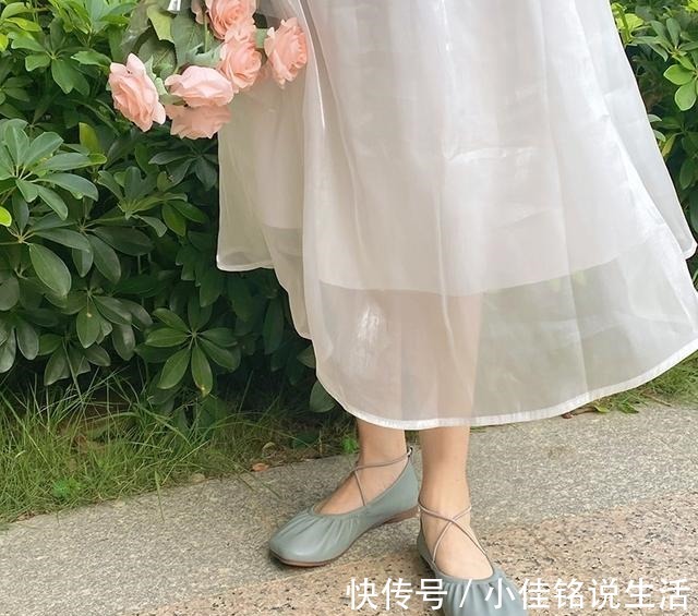 松紧带 中年女人别老穿运动鞋了,今年流行这3双鞋,时尚又得体!