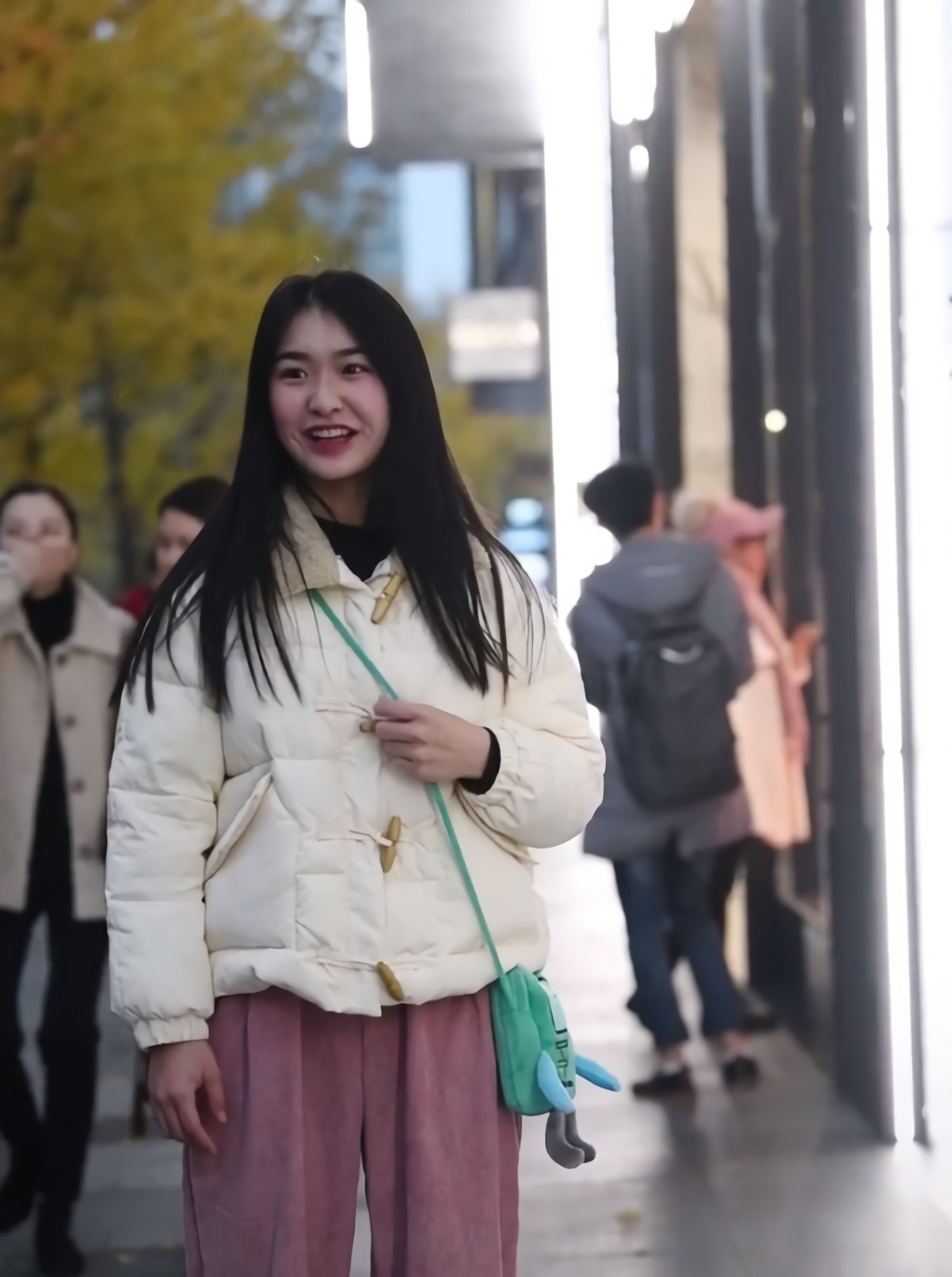 比起烂大街的牛仔裤,少女更偏爱这款“樱花裤”,显瘦离不开它!