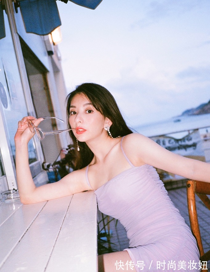 t恤|天王嫂“方媛”真低调,穿T恤配牛仔裤上班,没有一点明星架子