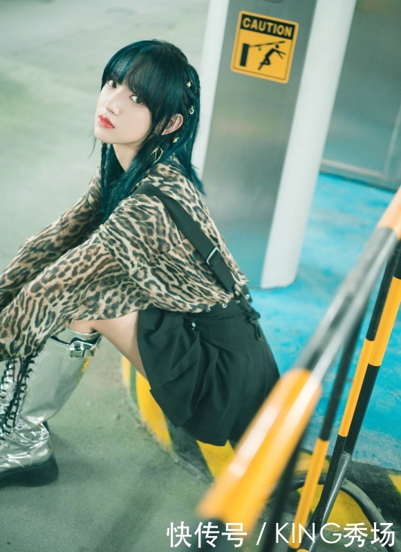 服装|普通T恤也可这样穿?别看前面平平无奇,看完背部才知道亮点