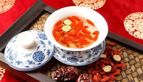 枸杞早上吃和晚上吃哪个好?每天吃多少粒最佳