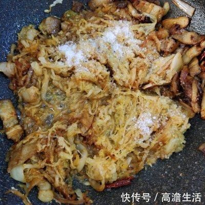 五花肉炖酸菜健康营养、不油不腻,一家人晚饭吃真舒服