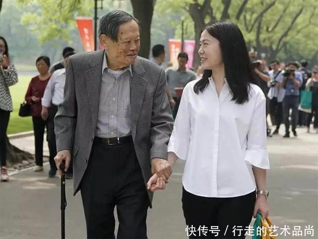  衣服|杨振宁妻子翁帆衣品真是脱俗，素面朝天爱穿白衣，书卷气质好迷人