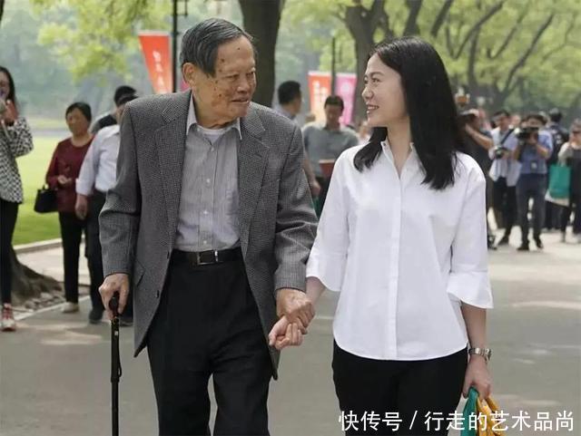 衣服|杨振宁妻子翁帆衣品真是脱俗,素面朝天爱穿白衣,书卷气质好迷人