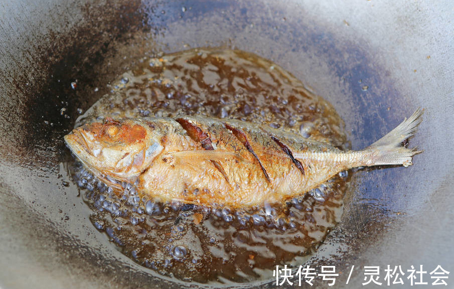 我和爸爸|煎鱼时,牢记3个诀窍,鱼皮完整不粘锅,还省油,太实用了
