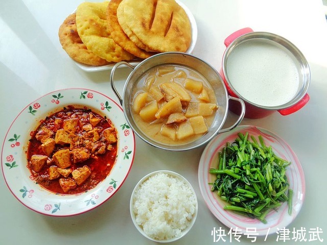 我家早餐晒出来,网友说:这哪是早餐,有这么吃的吗?太丰盛了