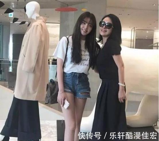 华谊千金王文也官宣当导演,坐监视镜前有风范,与前辈同台惹争议