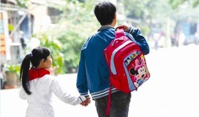 书包|校门口那么多家长替孩子背书,是因为溺爱吗?拎一下书包你就懂了