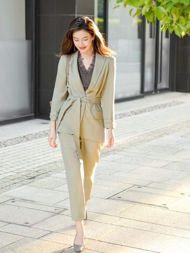 搭配|为什么今年的风衣,都宁愿配阔腿裤和白色衬衫?重点是真心好看