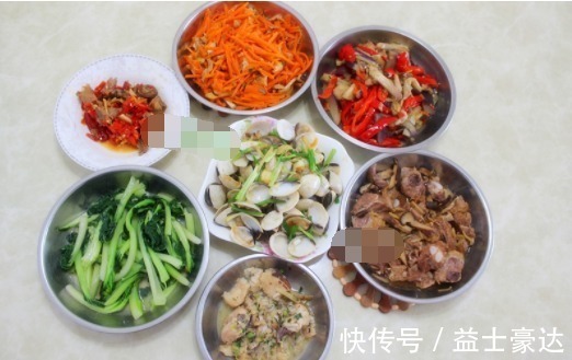 妈妈从早上忙到中午，做了一桌子菜，简单实惠，全家吃的很开心！