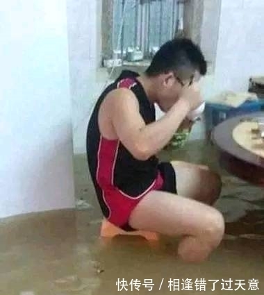 |搞笑图片幽默段子笑话:大哥你还挺悠闲的啊,发大水还吃饭啊