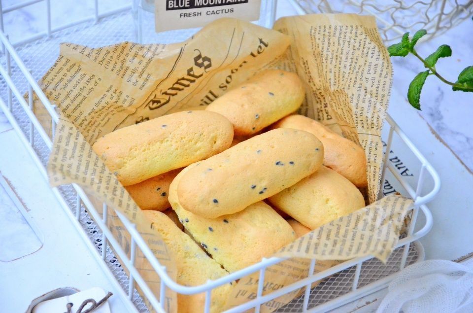 最近孩子迷上了这小饼,不加一滴水不加一滴油,酥脆可口,太香了