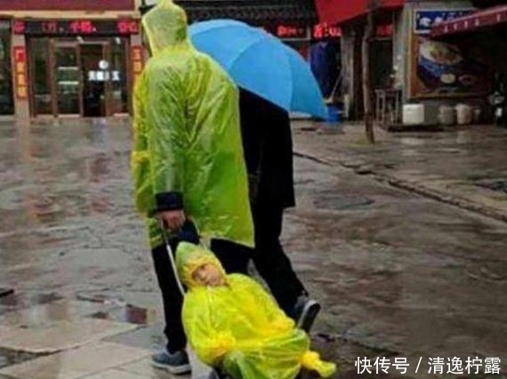 下雨天|爸爸下雨天接孩子回家，把孩子放在行李架上拖着走，是亲生的吗