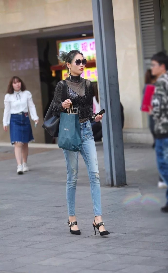 街拍：高跟鞋时尚搭配，穿出女生魅力的优雅气质