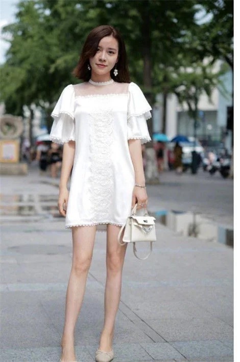 街拍:仪态万千的小美女,肌肤如玉,温婉可人